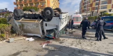 kamyonun-arkadan-carptigi-cop-kamyonu-devrildi-1i-agir-3-isci-yaralandi-vb7GnOfP.jpg