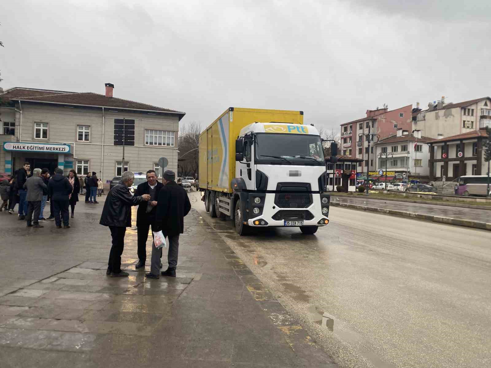 kamyonun carptigi adam hayatini kaybetti 0 Xs8endNR