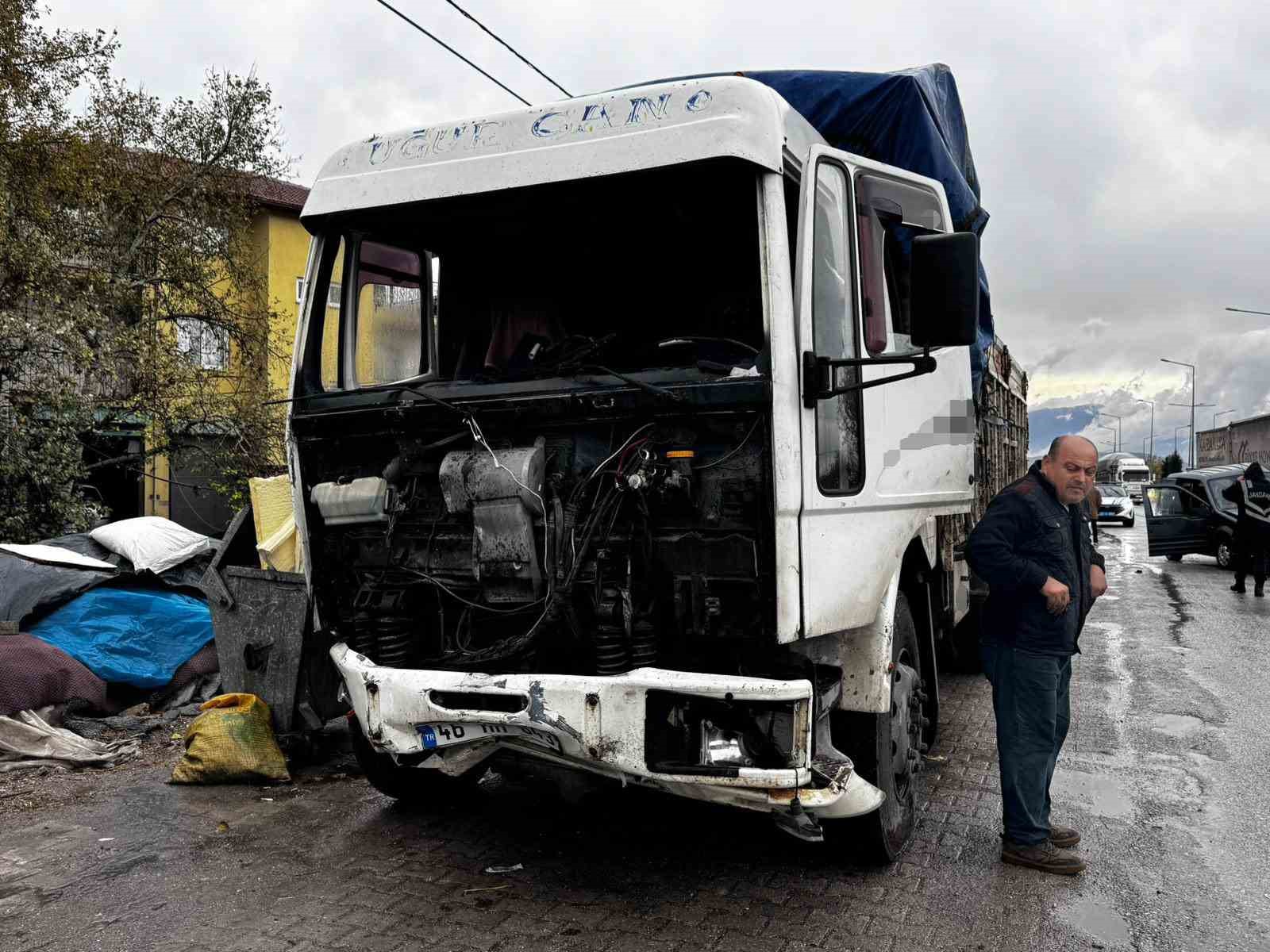 kamyonun carptigi hafif ticari arac 50 metre savruldu 1 olu 2 yarali 1 bNEEiQjn