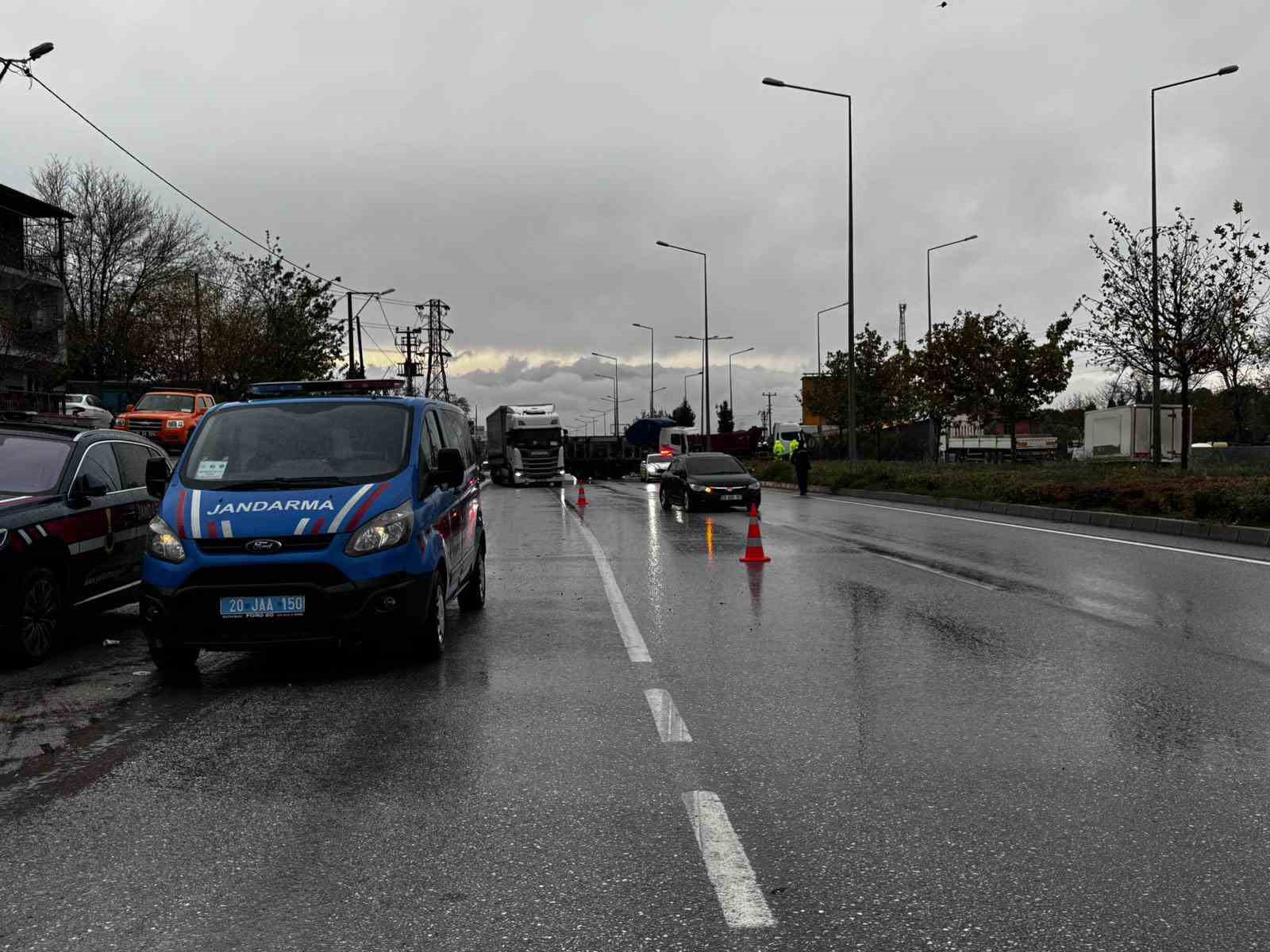 kamyonun carptigi hafif ticari arac 50 metre savruldu 1 olu 2 yarali 2 dth5ieFu