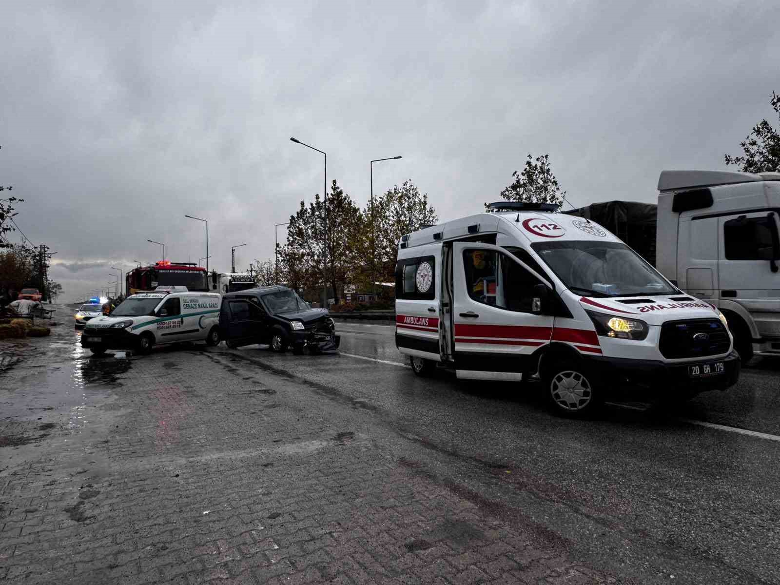 kamyonun carptigi hafif ticari arac 50 metre savruldu 1 olu 2 yarali 4 HNWnyQ4E