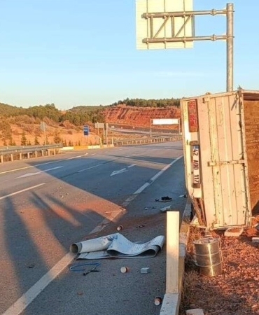 kamyonun-carptigi-kamyonet-devrildi-1-olu-1-yarali-WtlrUTVf.jpg