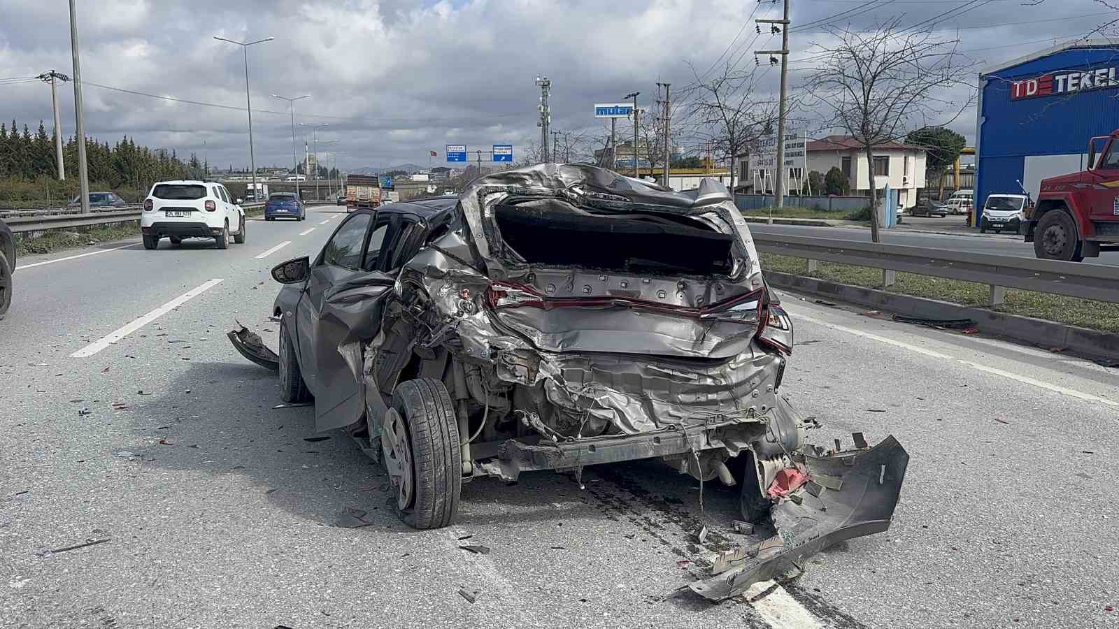 kamyonun carptigi otomobil adeta preslendi 1 yarali 1 s9PtyPyS
