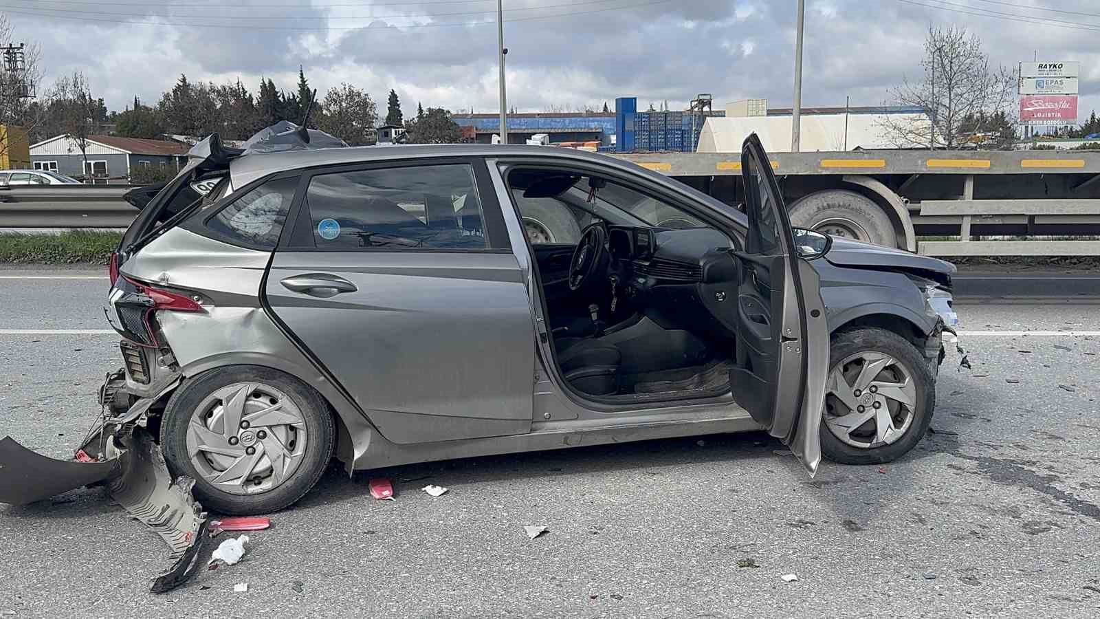 kamyonun carptigi otomobil adeta preslendi 1 yarali 4 PCvbgQiM