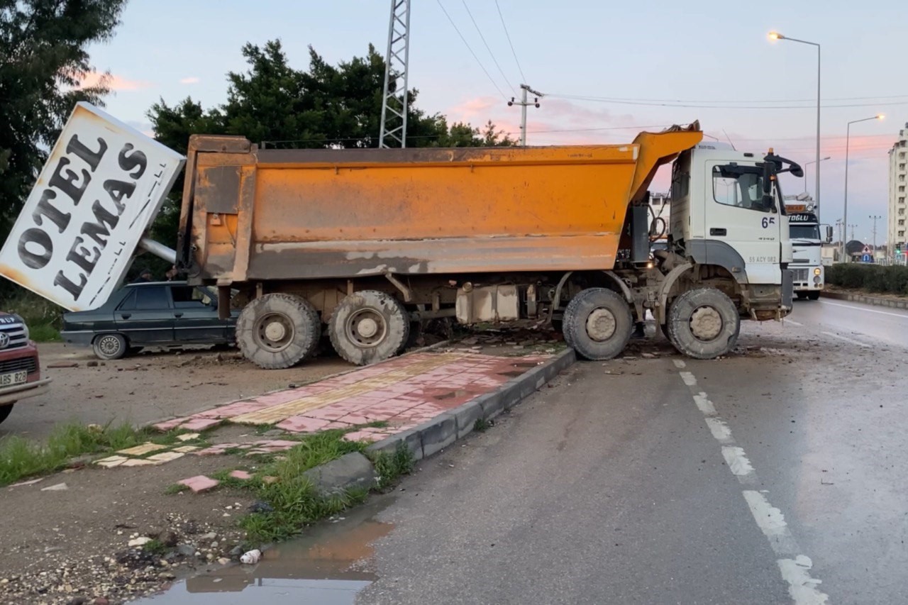 kamyonun carptigi tabela otomobilin uzerine devrildi 1 yarali 1