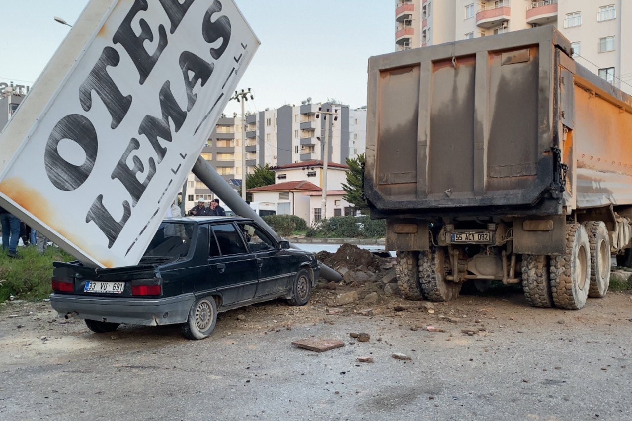 kamyonun carptigi tabela otomobilin uzerine devrildi 1 yarali 2 aOO8NVYT