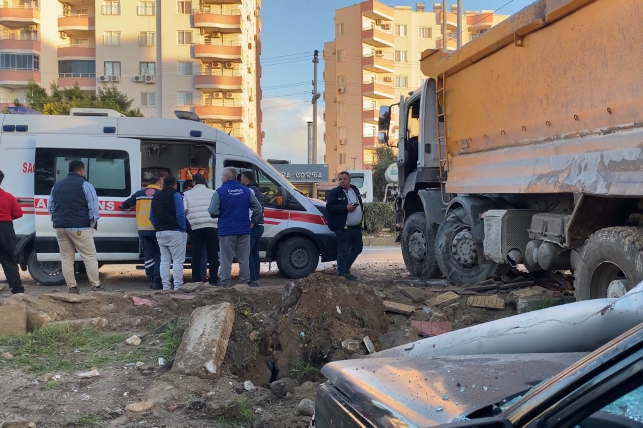 kamyonun carptigi tabela otomobilin uzerine devrildi 1 yarali 5 fcRgMiwk