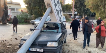 kamyonun-carptigi-tabela-otomobilin-uzerine-devrildi-1-yarali-kjUddXf9.jpg