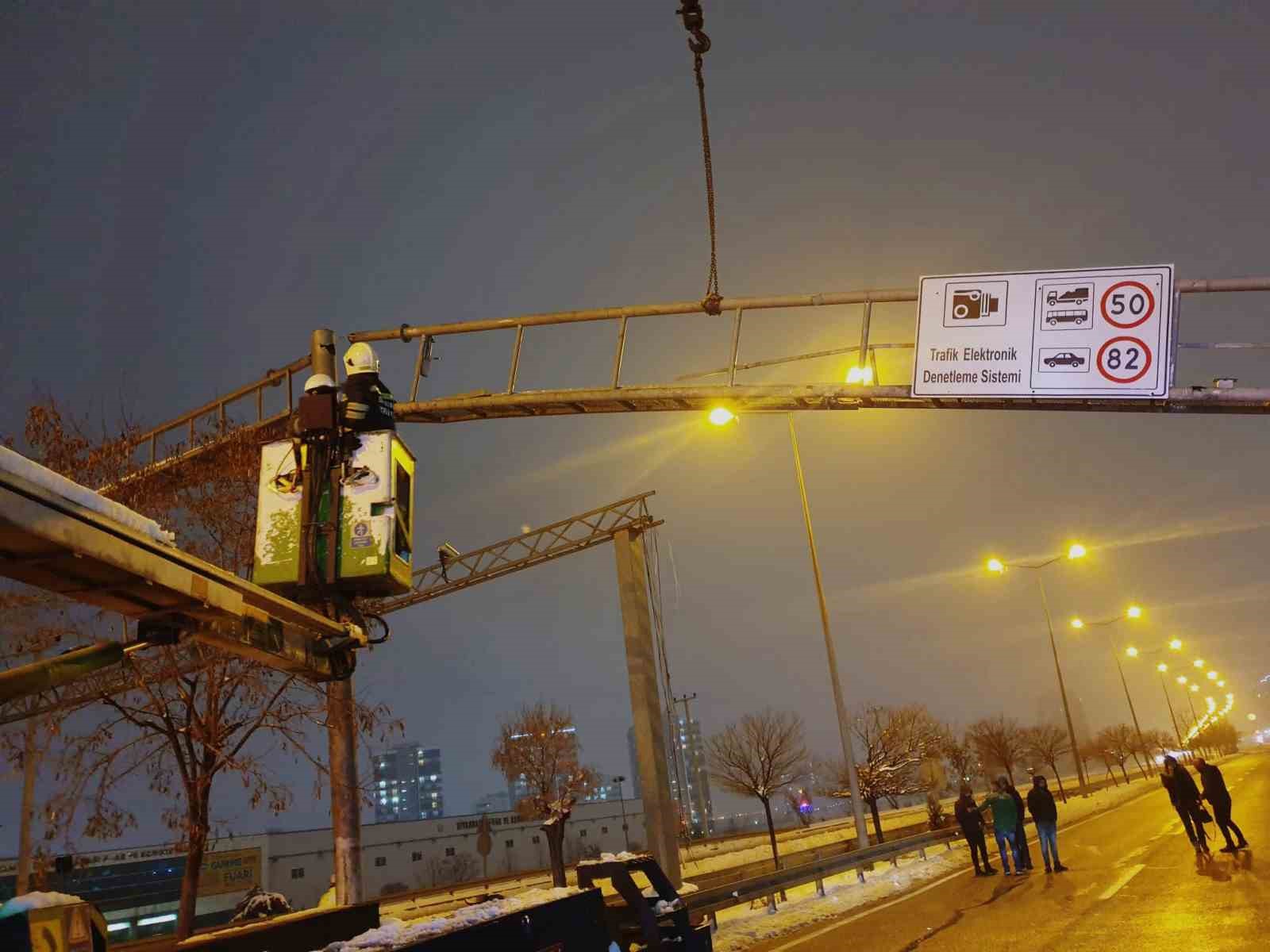kamyonun carptigi trafik levhasi itfaiye ekiplerince duzeltildi 0 qVJn1Ypm