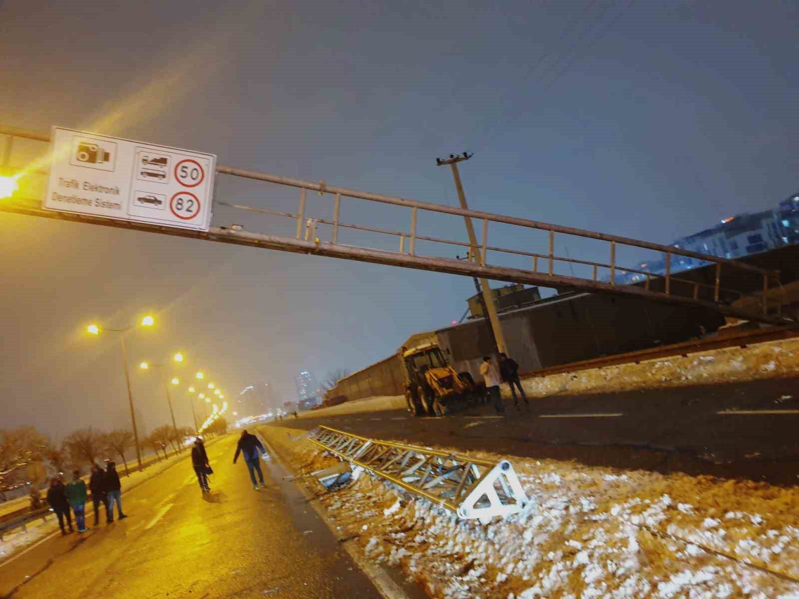 kamyonun carptigi trafik levhasi itfaiye ekiplerince duzeltildi 1 wlgGNyt8