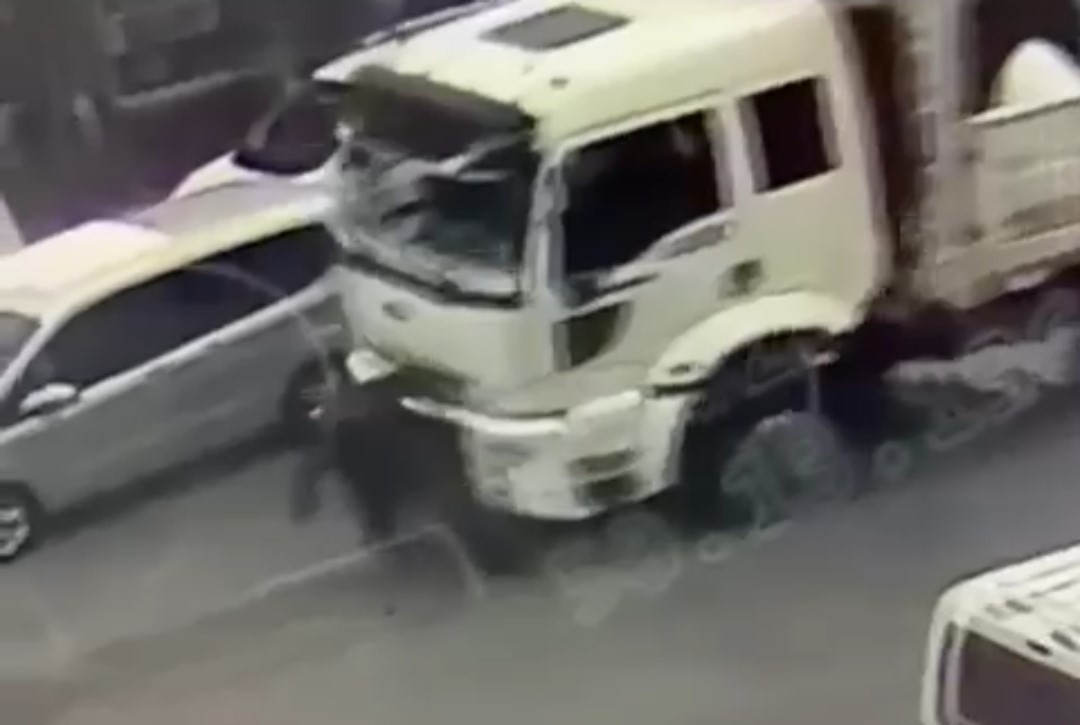 Kamyonun çarptığı yaşlı adam ağır yaralandı 4 kamyonun carptigi yasli adam agir yaralandi 0