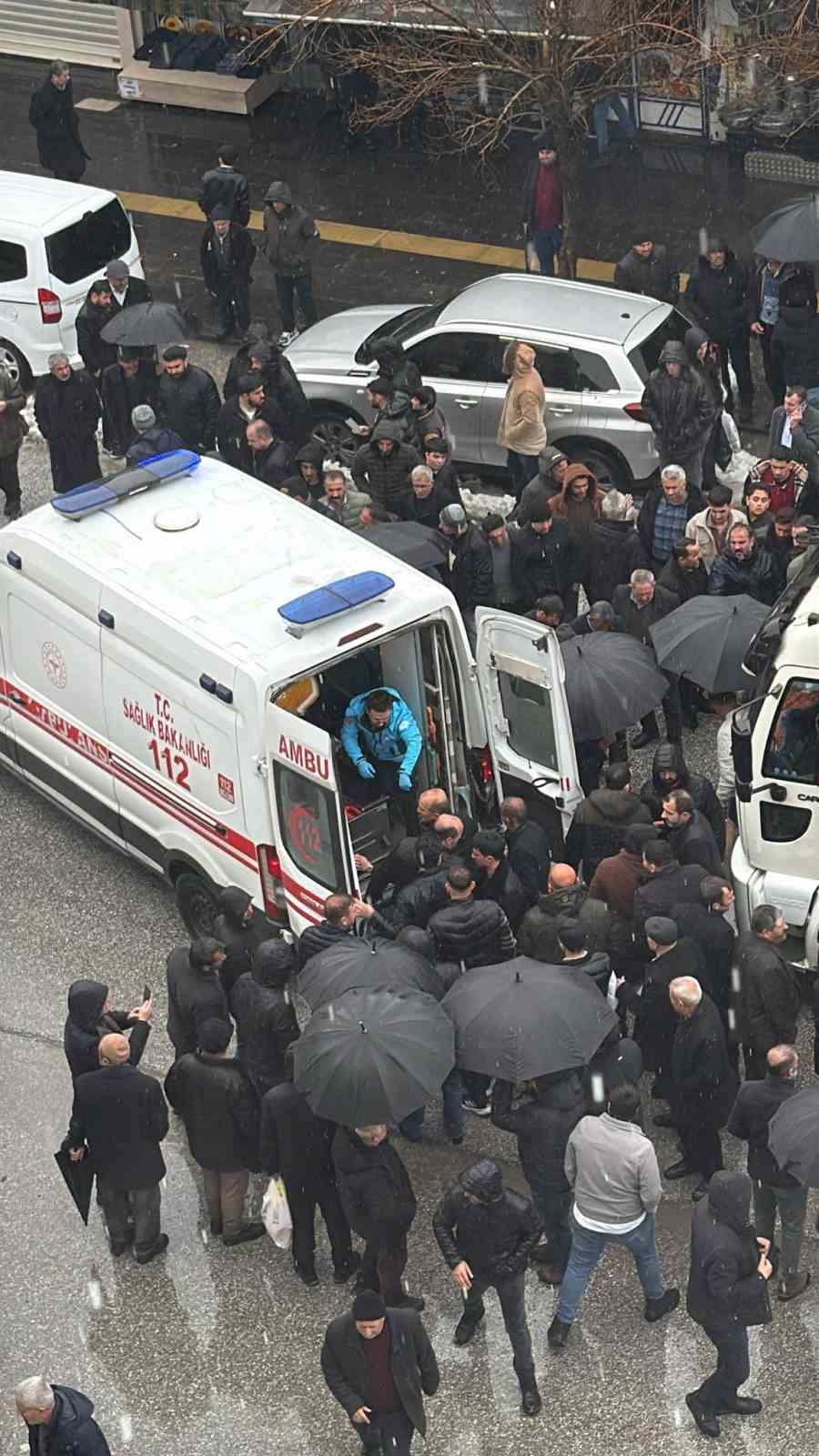 Kamyonun çarptığı yaşlı adam ağır yaralandı 5 kamyonun carptigi yasli adam agir yaralandi 1 7jrlISpO