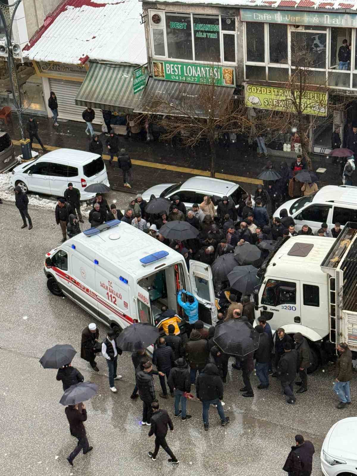 Kamyonun çarptığı yaşlı adam ağır yaralandı 6 kamyonun carptigi yasli adam agir yaralandi 2 fKWryzD7