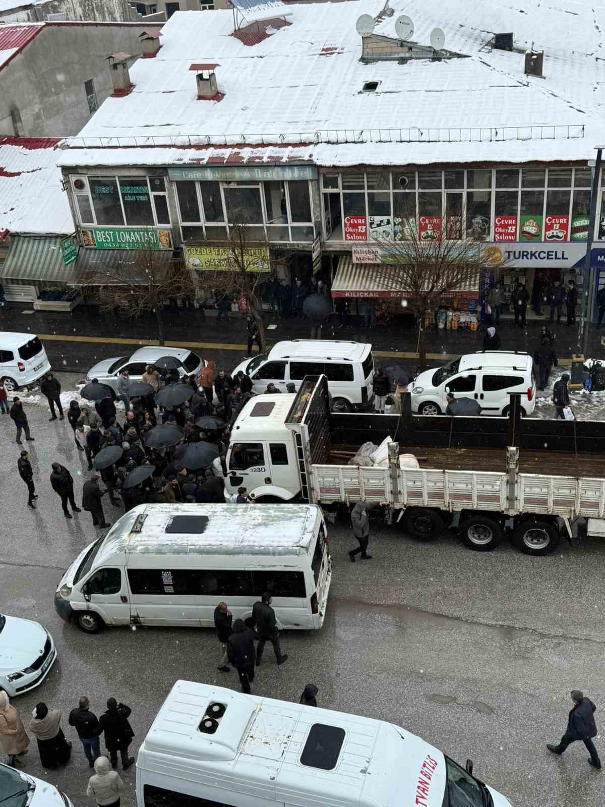 Kamyonun çarptığı yaşlı adam ağır yaralandı 7 kamyonun carptigi yasli adam agir yaralandi 3
