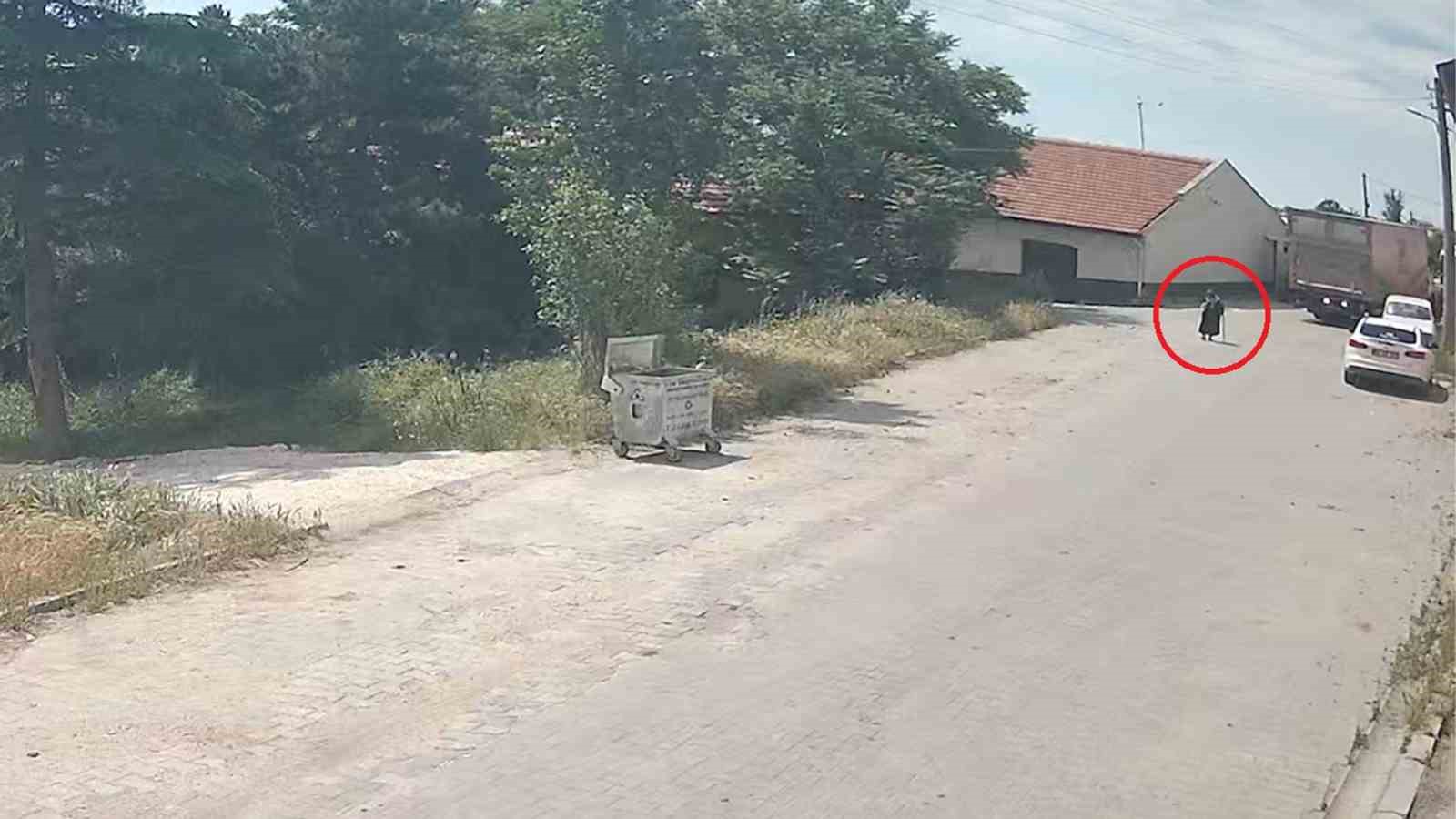 Kamyonun çarptığı yaşlı kadın hayatını kaybetti: Feci kaza kamerada 4 kamyonun carptigi yasli kadin hayatini kaybetti feci kaza kamerada 0 t1l9ZMy9