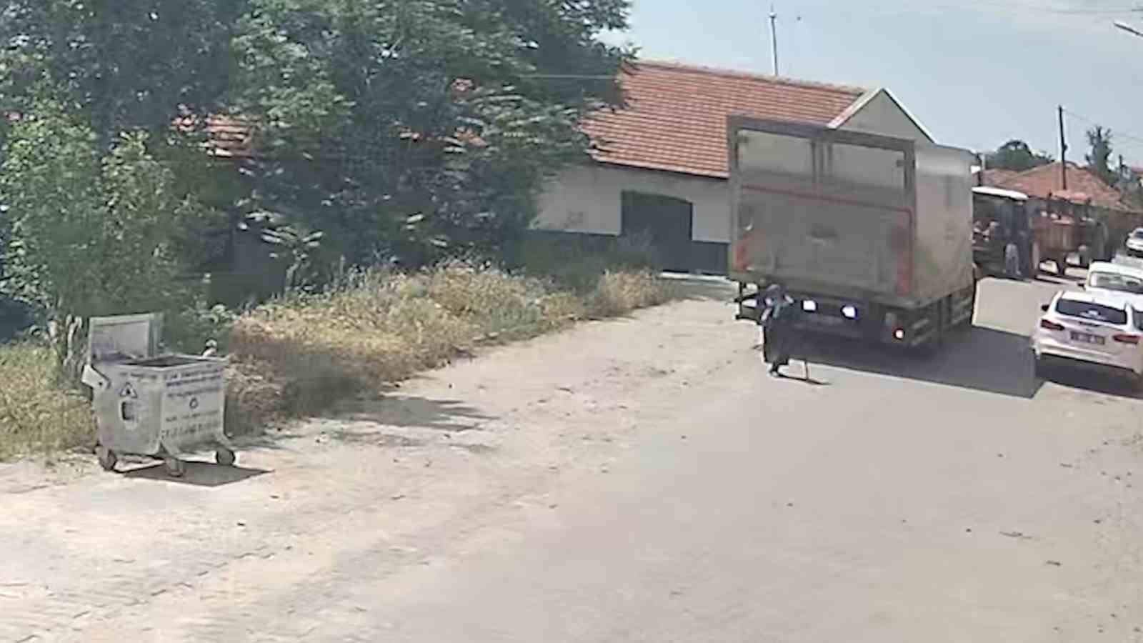 Kamyonun çarptığı yaşlı kadın hayatını kaybetti: Feci kaza kamerada 5 kamyonun carptigi yasli kadin hayatini kaybetti feci kaza kamerada 1 eBbw1UGp