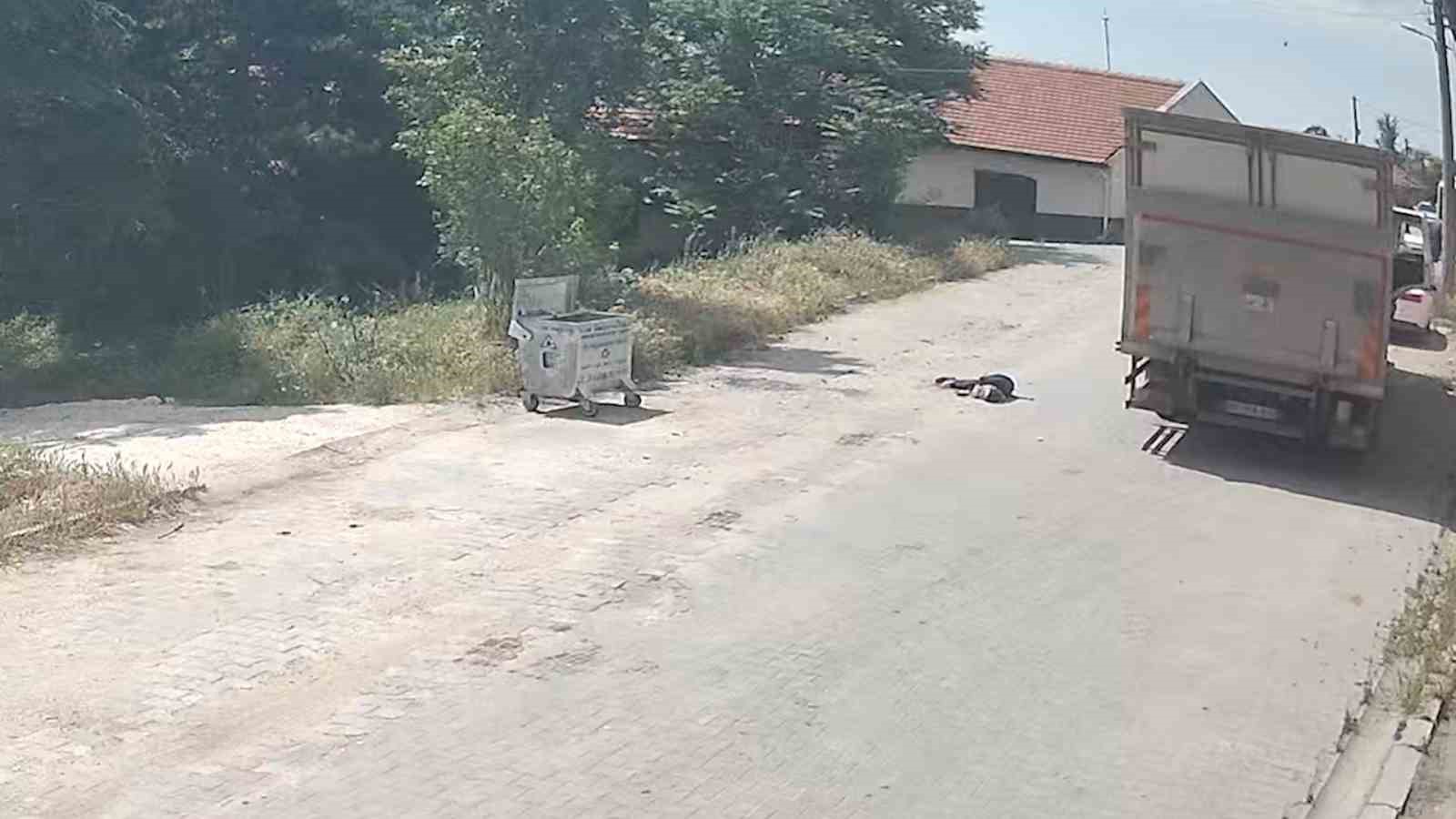 Kamyonun çarptığı yaşlı kadın hayatını kaybetti: Feci kaza kamerada 7 kamyonun carptigi yasli kadin hayatini kaybetti feci kaza kamerada 3 3SQVnu4P