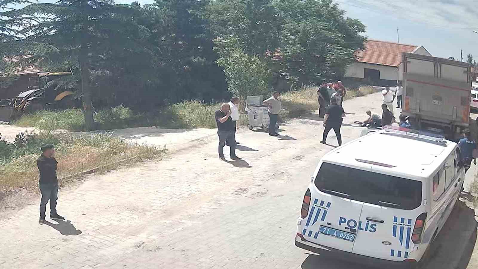Kamyonun çarptığı yaşlı kadın hayatını kaybetti: Feci kaza kamerada 8 kamyonun carptigi yasli kadin hayatini kaybetti feci kaza kamerada 4 DbKSqQtY