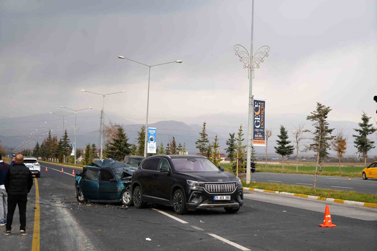 kamyonun freni bosaldi zincirleme kaza yasandi 2 yarali 2 Qh4UrVrS