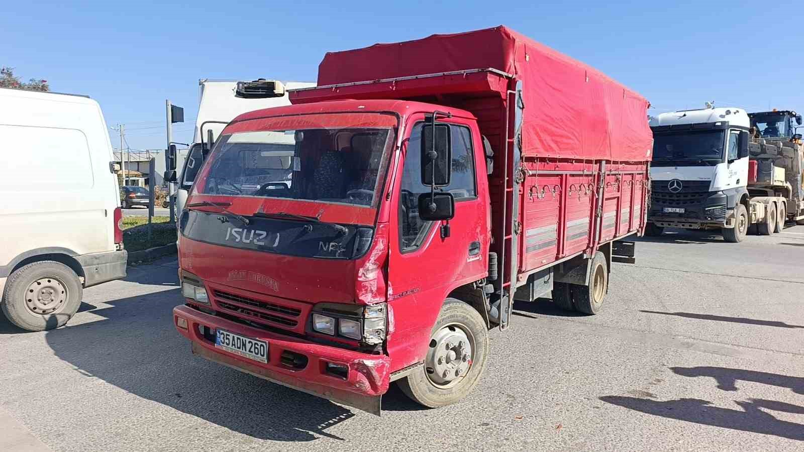 kamyonun kamyonet ile carpistigi kaza kamerada 1 9MlL4sPZ