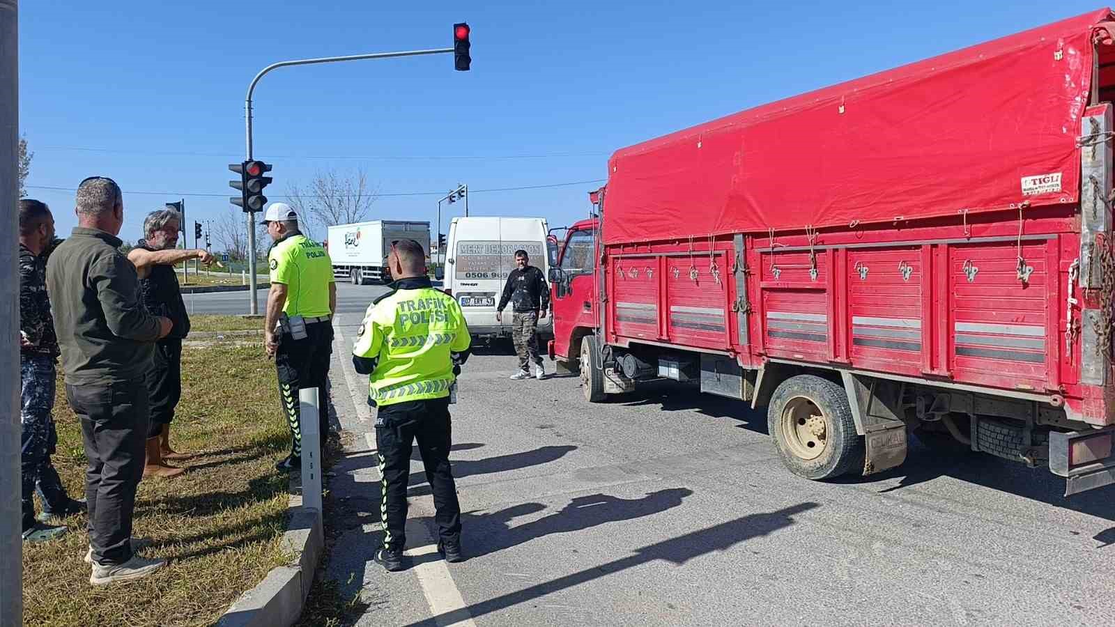 kamyonun kamyonet ile carpistigi kaza kamerada 4 zBWYsAO7