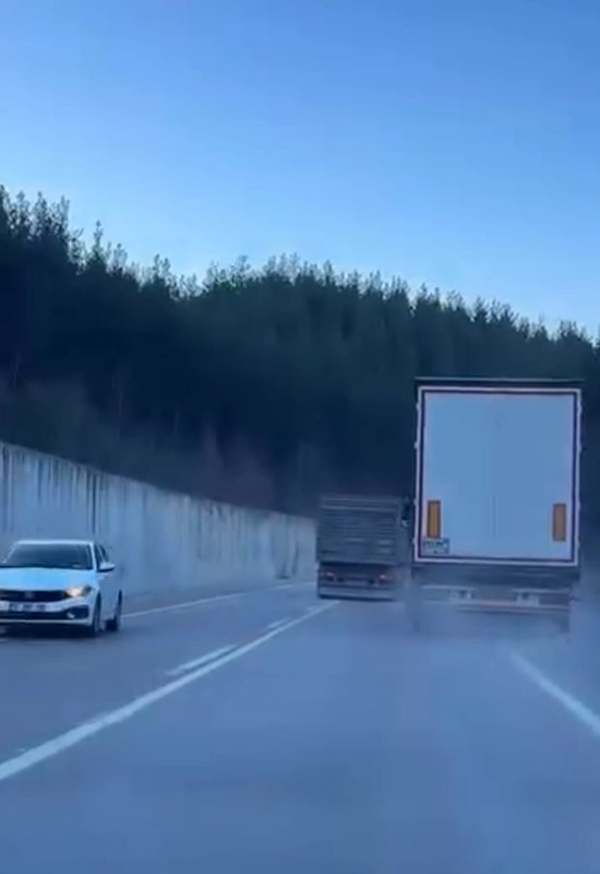 kamyonun sollama manevrasi kazaya neden oluyordu o anlar kamerada 2 TMmawlYe