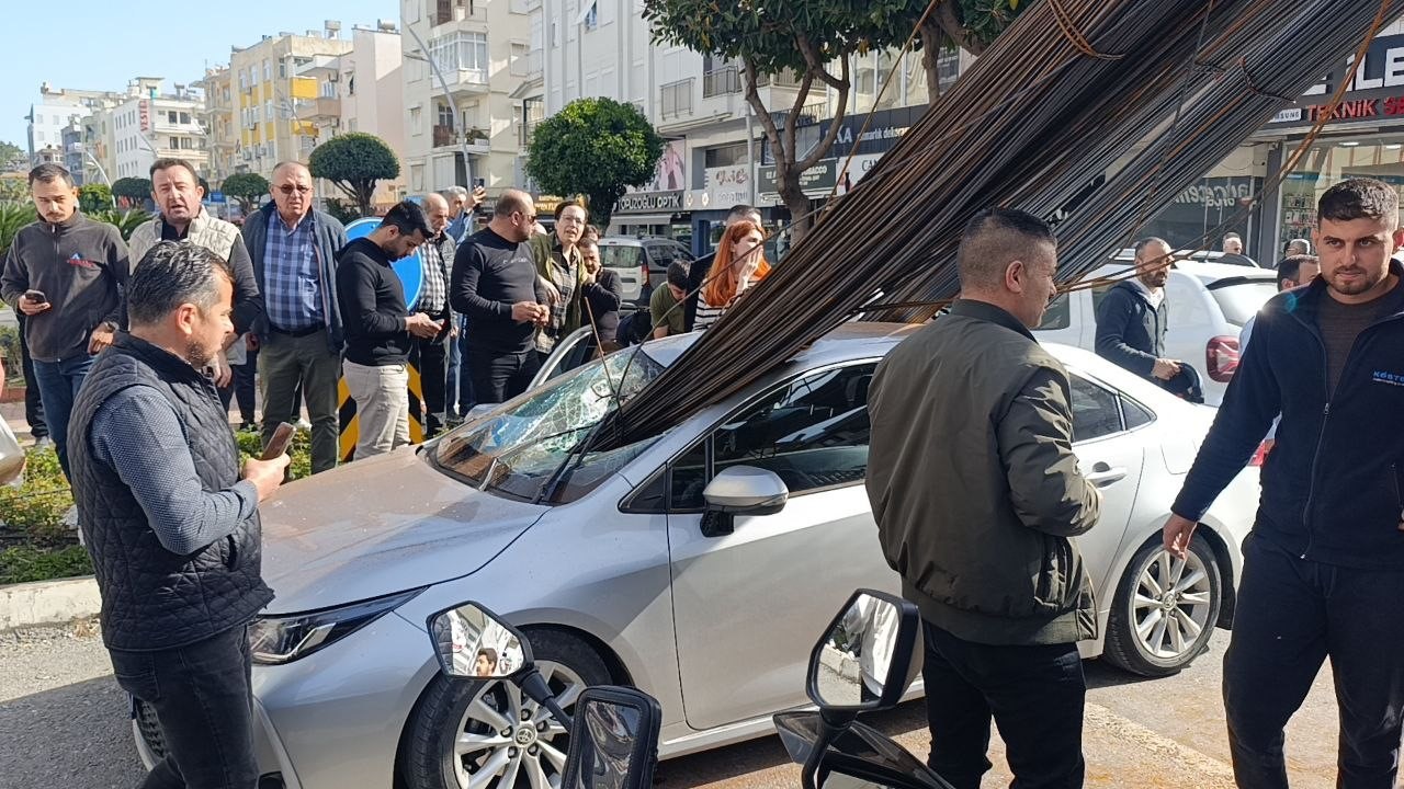 kamyonun uzerindeki insaat demirleri seyir halindeki otomobile ok gibi saplandi 0 jjUGvNNc