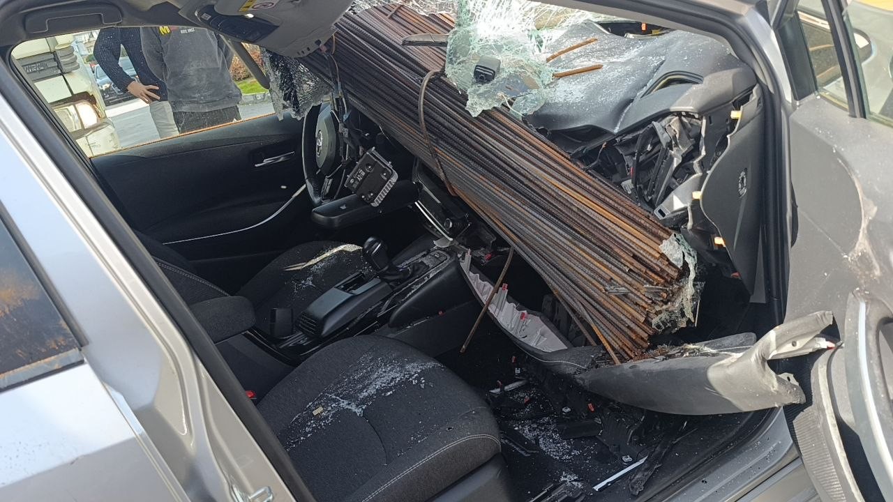 kamyonun uzerindeki insaat demirleri seyir halindeki otomobile ok gibi saplandi 1
