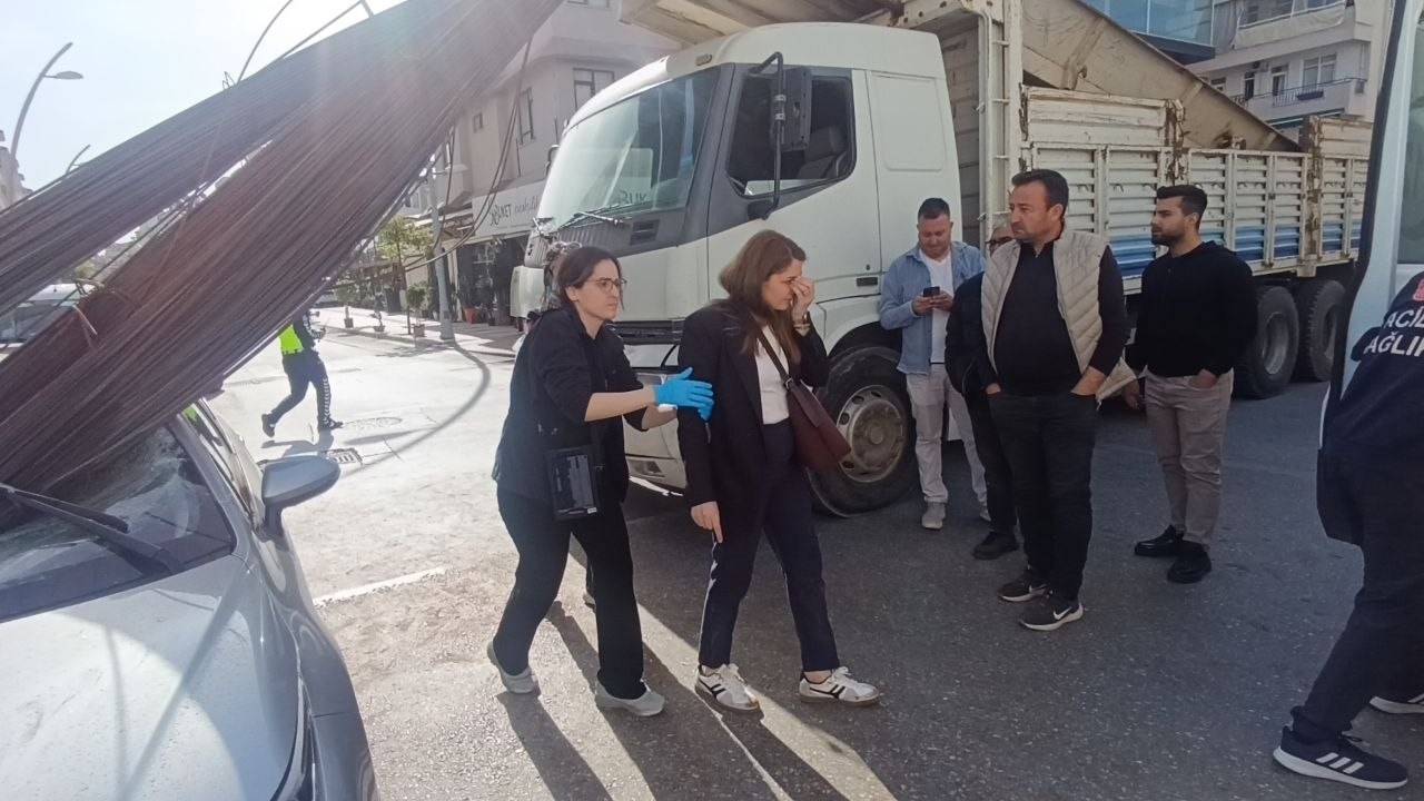 kamyonun uzerindeki insaat demirleri seyir halindeki otomobile ok gibi saplandi 10 q3q8Vbtv