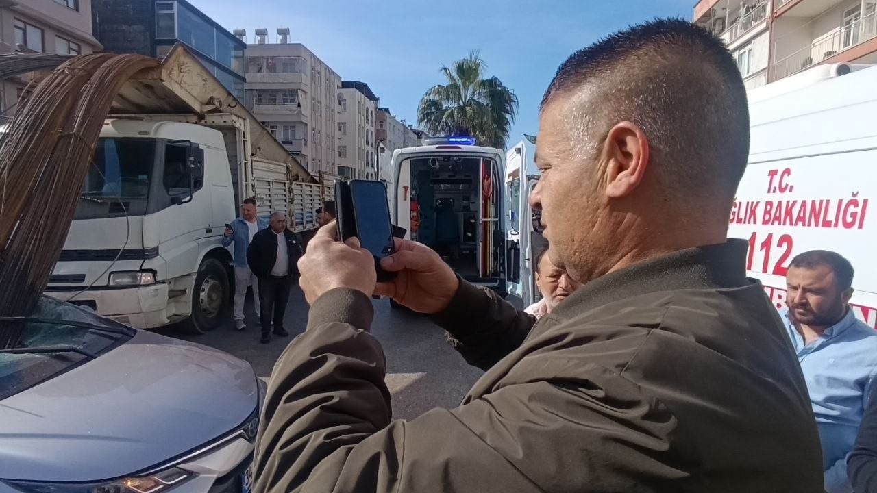 kamyonun uzerindeki insaat demirleri seyir halindeki otomobile ok gibi saplandi 11 aEiitGSn