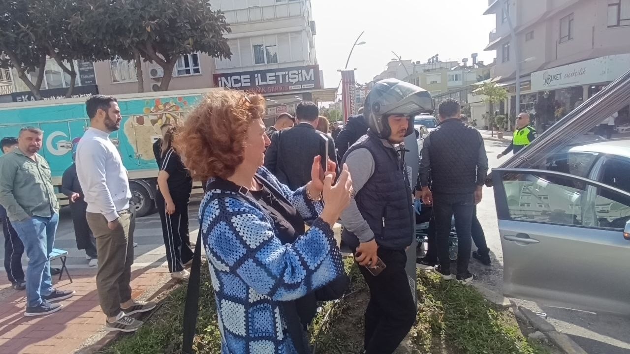 kamyonun uzerindeki insaat demirleri seyir halindeki otomobile ok gibi saplandi 12 megI9eX6