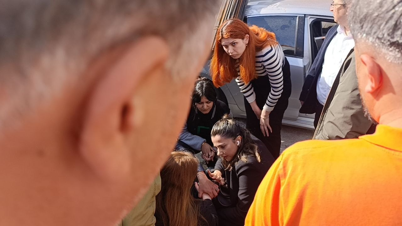 kamyonun uzerindeki insaat demirleri seyir halindeki otomobile ok gibi saplandi 13 usfXuI1W