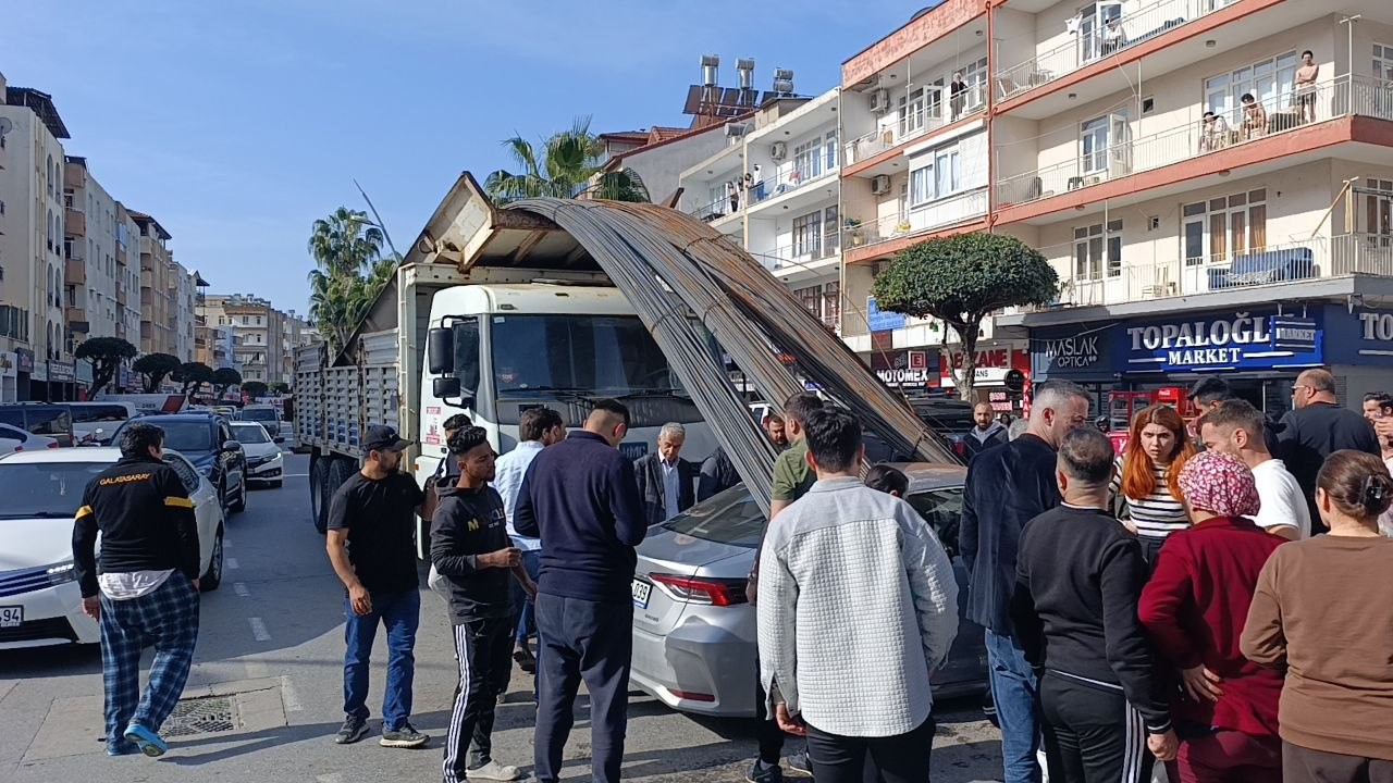 kamyonun uzerindeki insaat demirleri seyir halindeki otomobile ok gibi saplandi 14 bC8Dj837