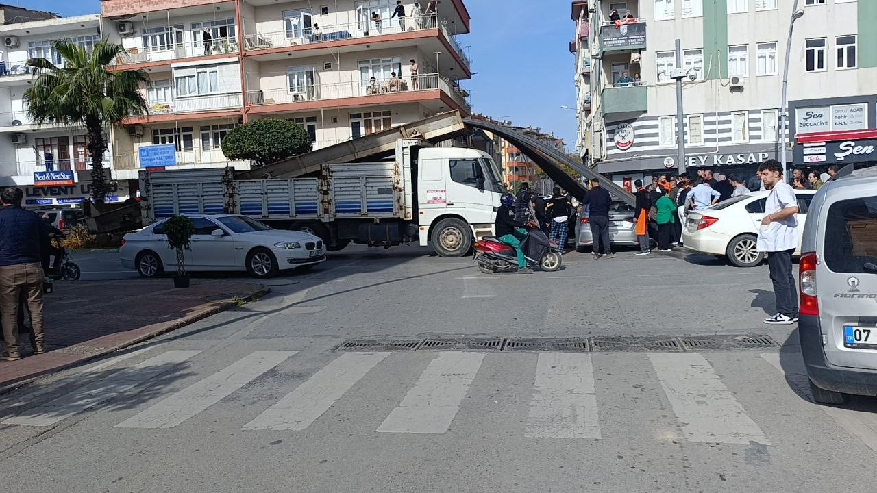 kamyonun uzerindeki insaat demirleri seyir halindeki otomobile ok gibi saplandi 15 mvByYAt6