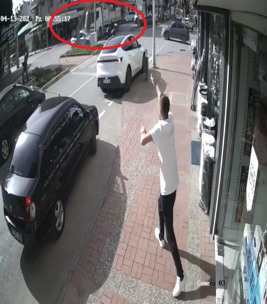 kamyonun uzerindeki insaat demirleri seyir halindeki otomobile ok gibi saplandi 16 kTuFfC9m