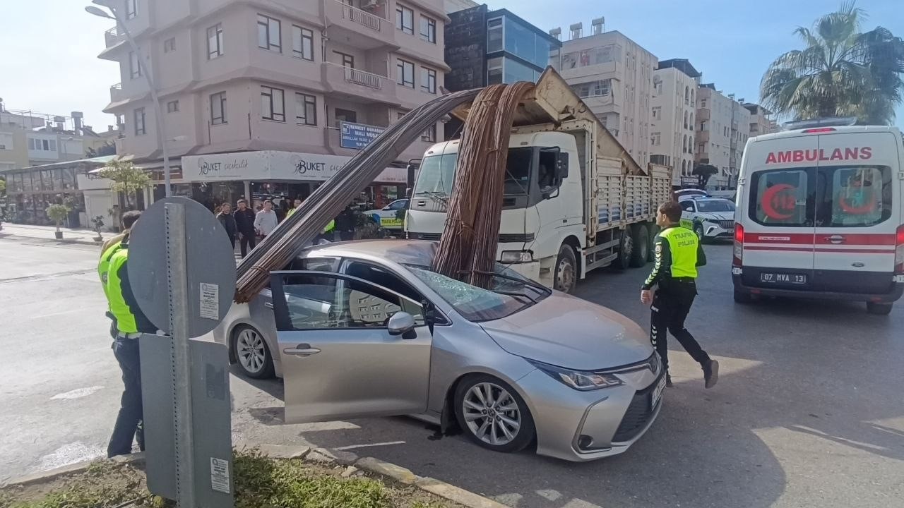 kamyonun uzerindeki insaat demirleri seyir halindeki otomobile ok gibi saplandi 2