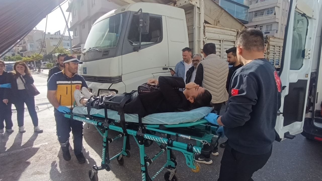 kamyonun uzerindeki insaat demirleri seyir halindeki otomobile ok gibi saplandi 3 OWIc6Ayl