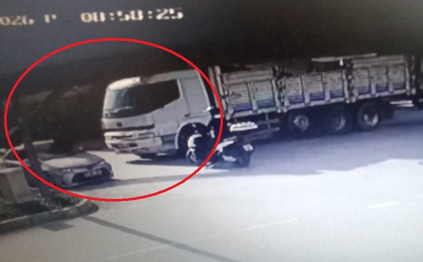 kamyonun uzerindeki insaat demirleri seyir halindeki otomobile ok gibi saplandi 5 pheXmE58