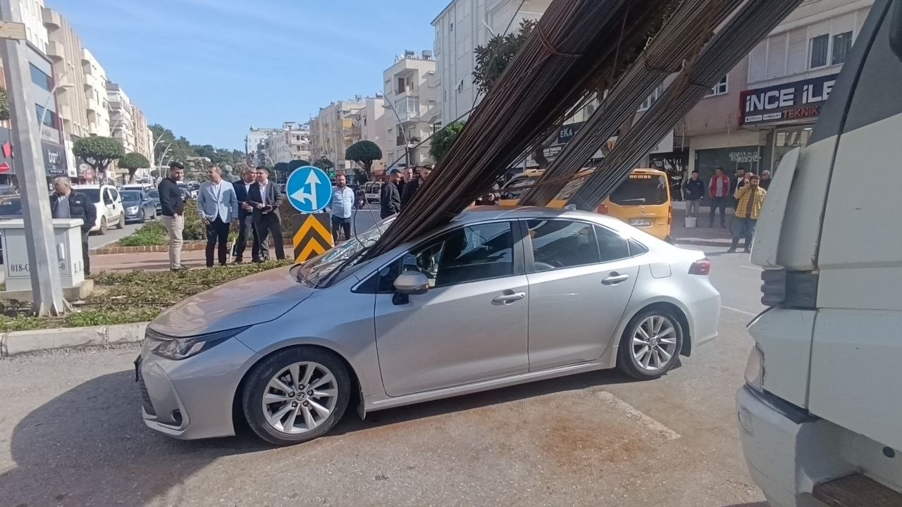 kamyonun uzerindeki insaat demirleri seyir halindeki otomobile ok gibi saplandi 6 m9ZrfH1H