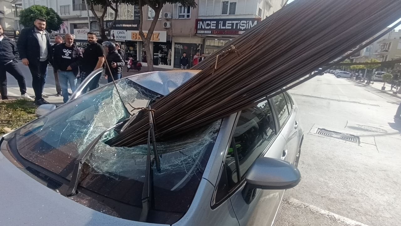 kamyonun uzerindeki insaat demirleri seyir halindeki otomobile ok gibi saplandi 7 JJ7igkR8