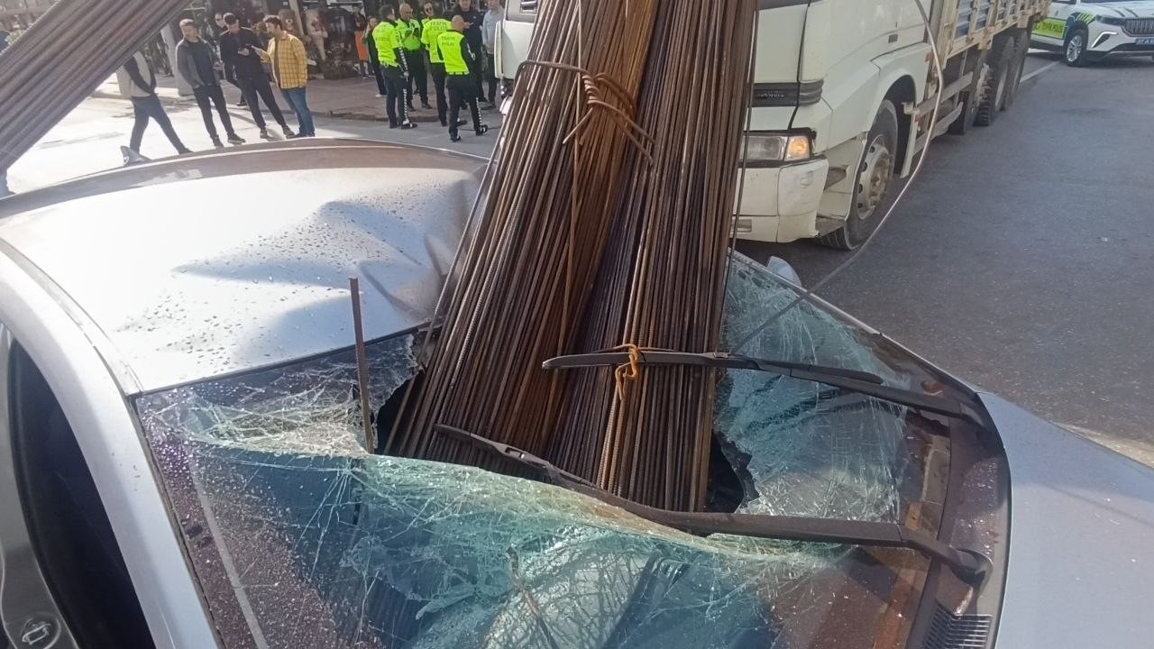 kamyonun uzerindeki insaat demirleri seyir halindeki otomobile ok gibi saplandi 8