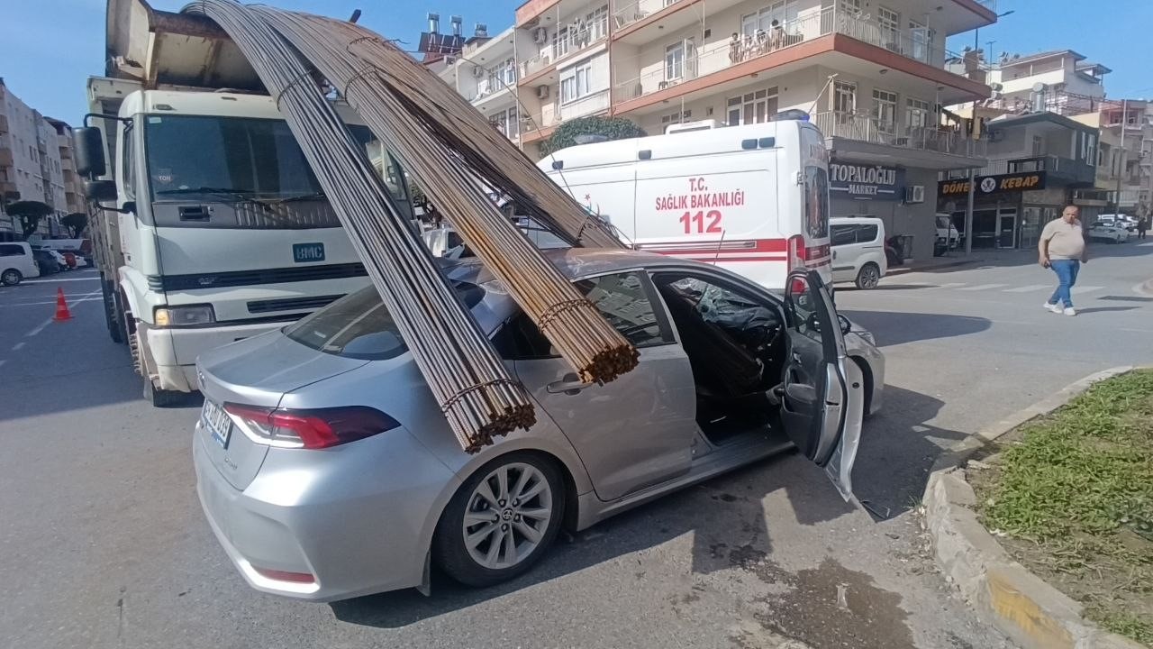 kamyonun uzerindeki insaat demirleri seyir halindeki otomobile ok gibi saplandi 9 kbXUBEur