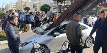 kamyonun-uzerindeki-insaat-demirleri-seyir-halindeki-otomobile-ok-gibi-saplandi-icaptEC9.jpg