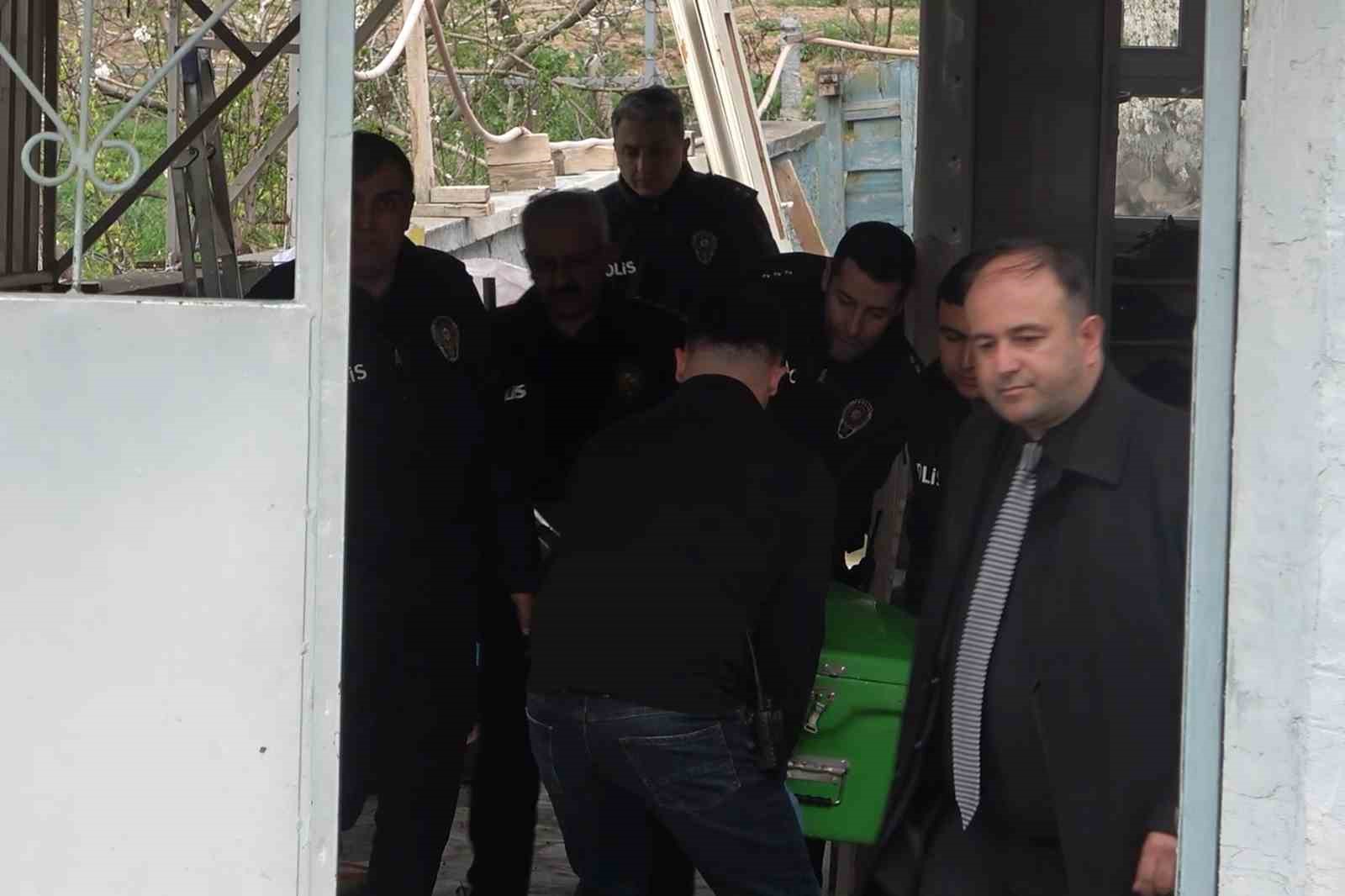 kan donduran cinayet iki kardes bir oldu babalarini bicak ve baltayla oldurdu 1 b3DzFSgE