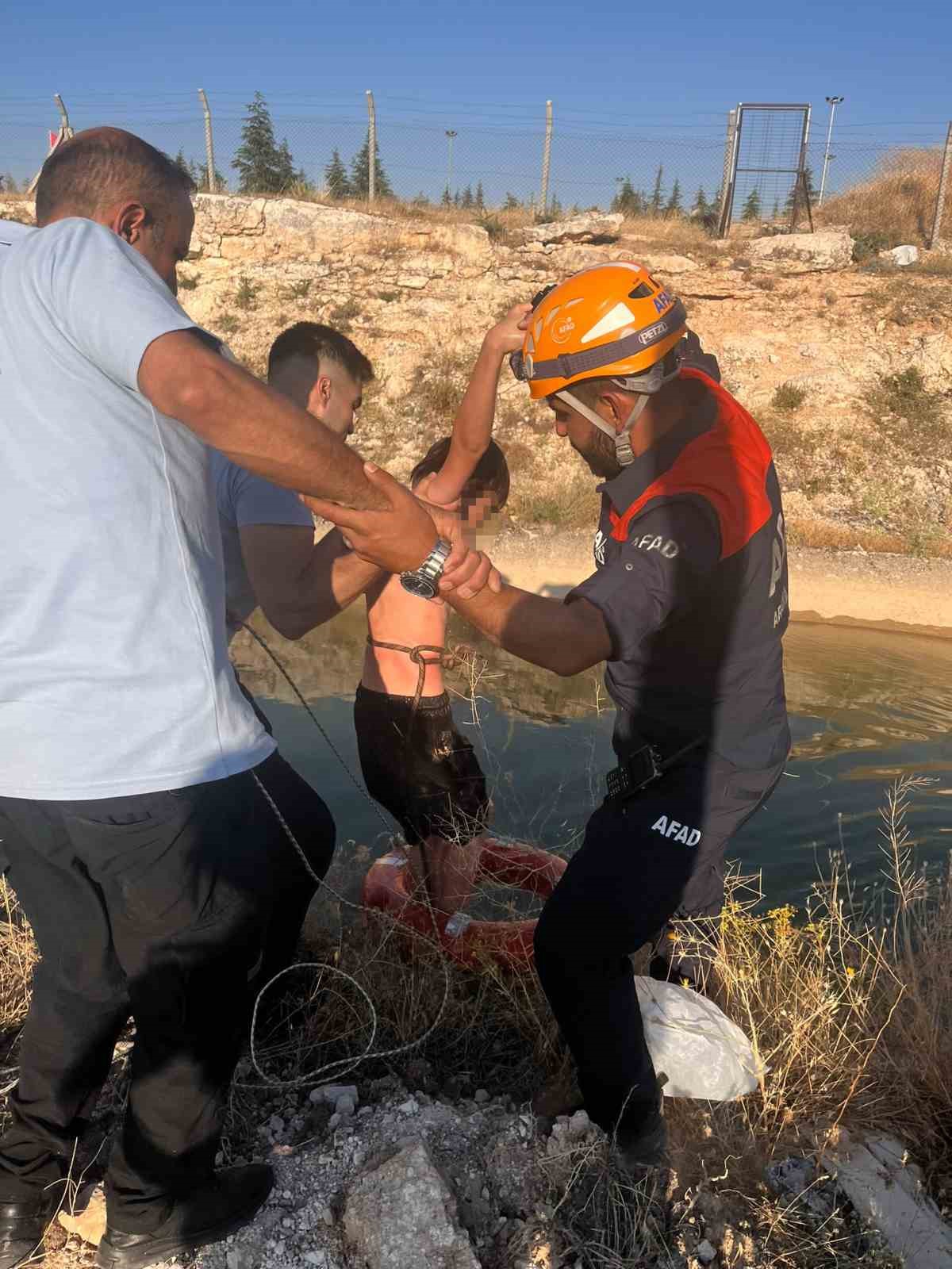kanalda akintiya kapilan 2 cocugu itfaiye ve afad kurtardi 11 Gye9Ybpw