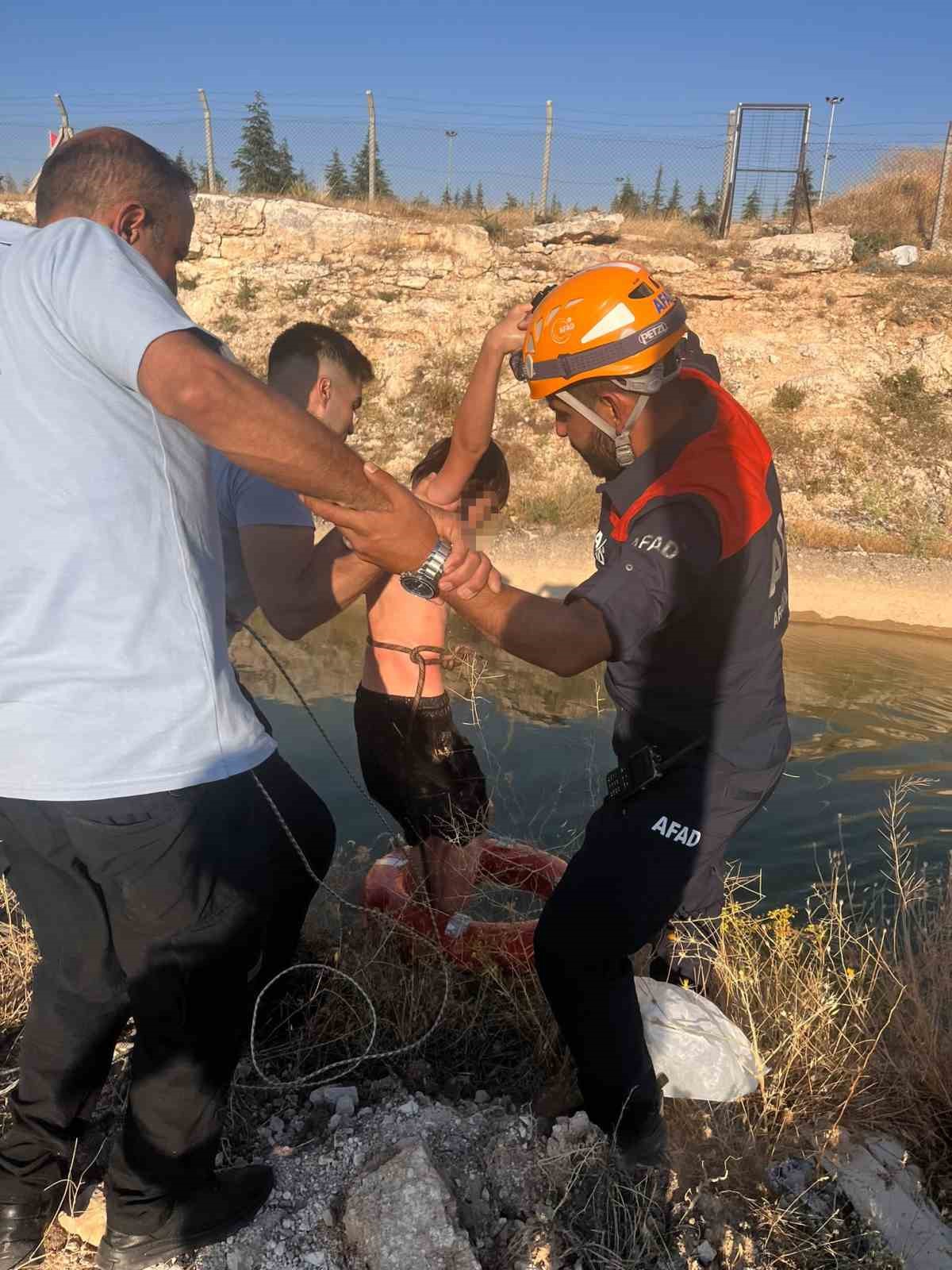 kanalda akintiya kapilan 2 cocugu itfaiye ve afad kurtardi 13 K4Cf8n4A