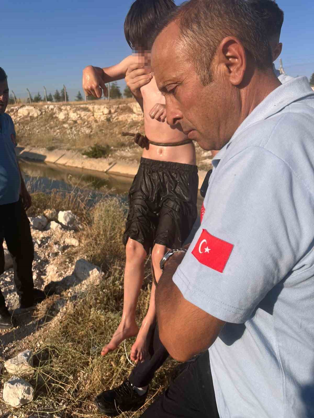 kanalda akintiya kapilan 2 cocugu itfaiye ve afad kurtardi 14 EVW6p233