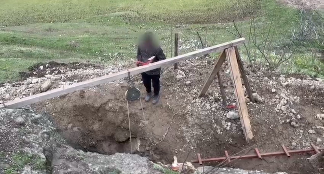 kanalizasyon bahanesiyle 6 metrelik define cukuru kazarken yakalandilar 0