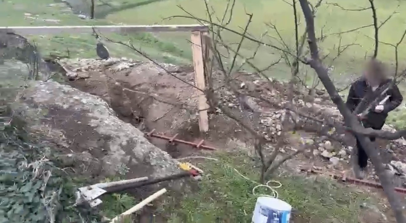 kanalizasyon bahanesiyle 6 metrelik define cukuru kazarken yakalandilar 1 SPcmZ4Tl