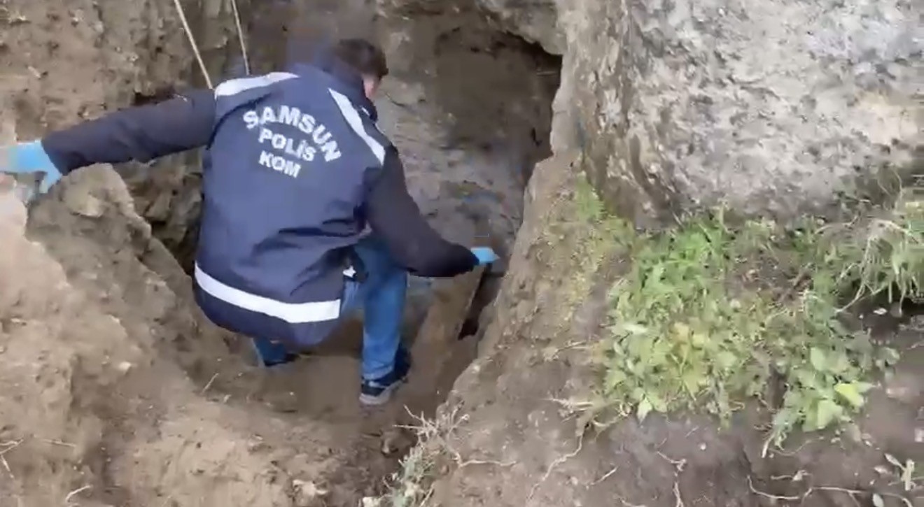 kanalizasyon bahanesiyle 6 metrelik define cukuru kazarken yakalandilar 2 LqtDWkZV